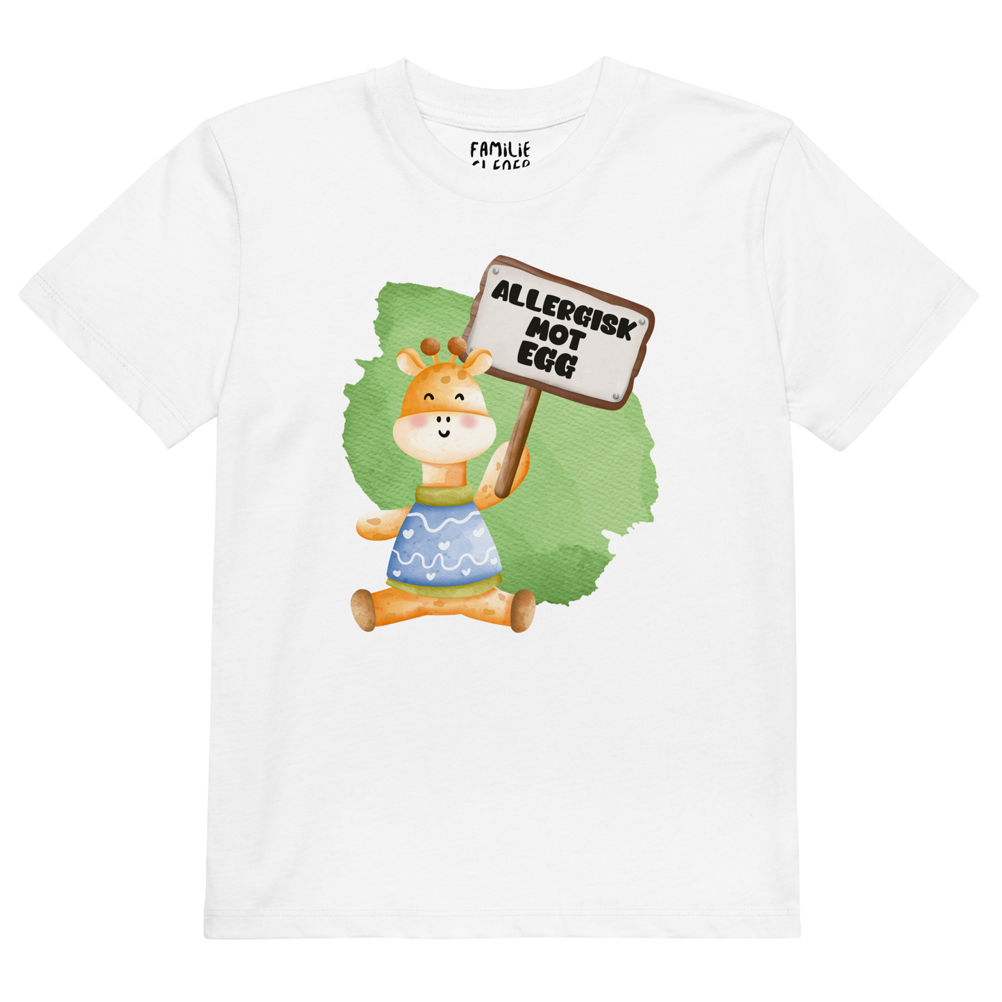 Hvit t-skjorte som ligger flatt, med en glad sjiraff som holder oppe et skilt med teksten "Allergisk mot egg". Foto.