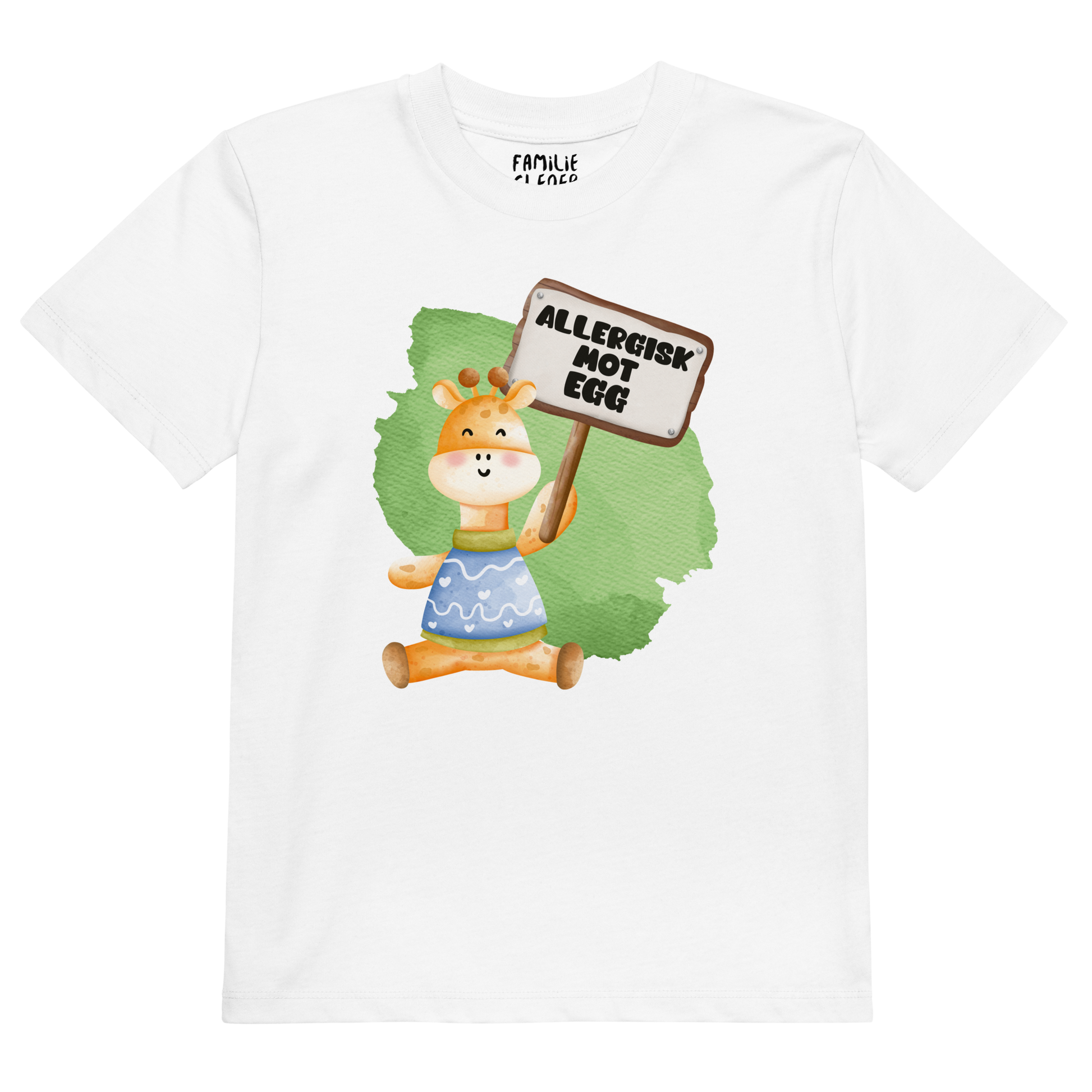 Hvit t-skjorte som ligger flatt, med en glad sjiraff som holder oppe et skilt med teksten "Allergisk mot egg". Foto.
