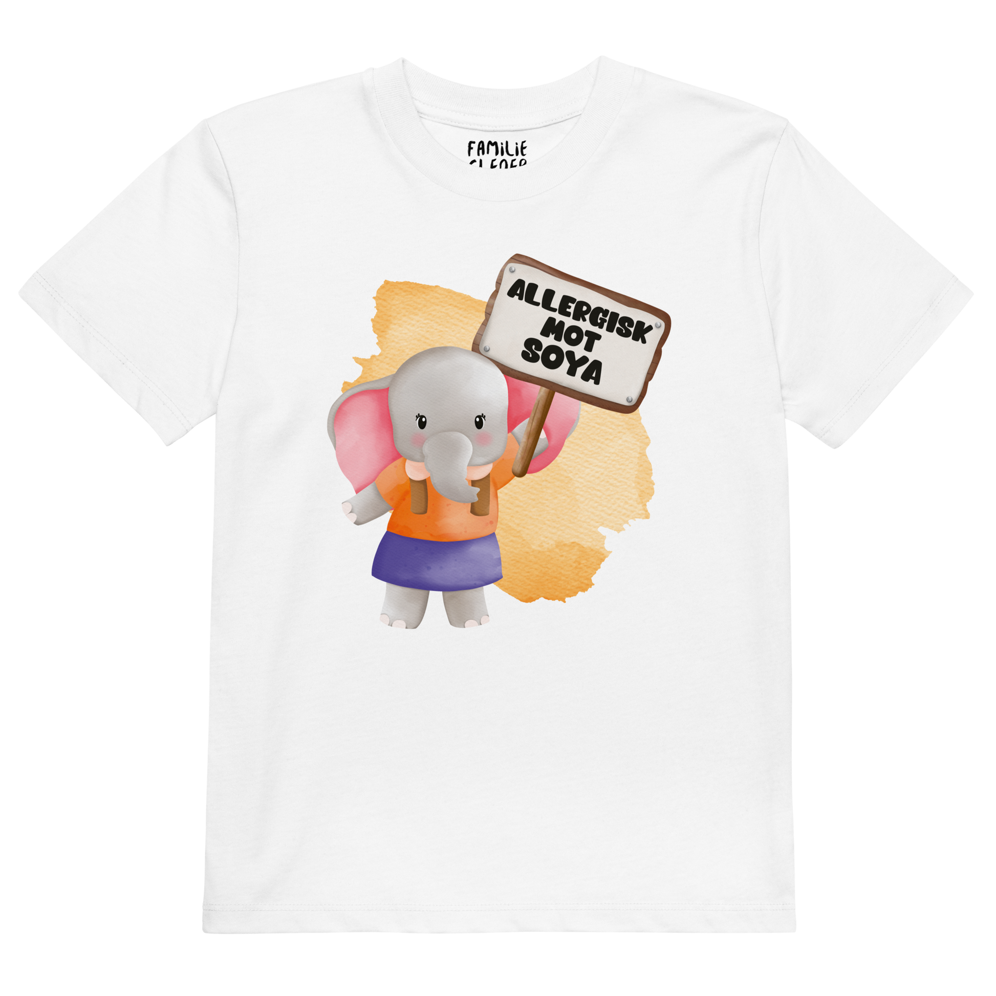 Hvit t-skjorte som ligger flatt, med en glad elefant som holder oppe et skilt med teksten "Allergisk mot soya". Foto.