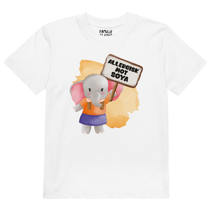 Hvit t-skjorte som ligger flatt, med en glad elefant som holder oppe et skilt med teksten "Allergisk mot soya". Foto.