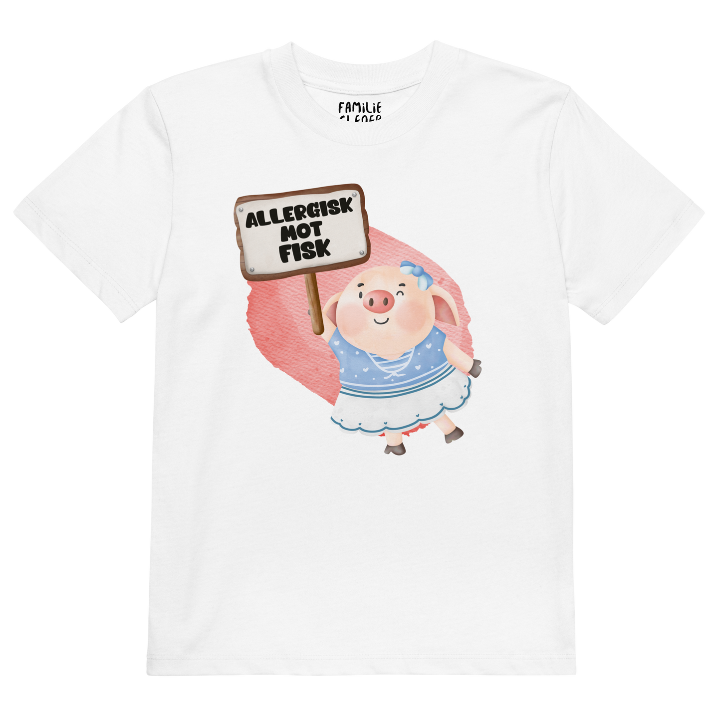 Hvit t-skjorte som ligger flatt, med en glad gris som holder oppe et skilt med teksten "Allergisk mot fisk". Foto.