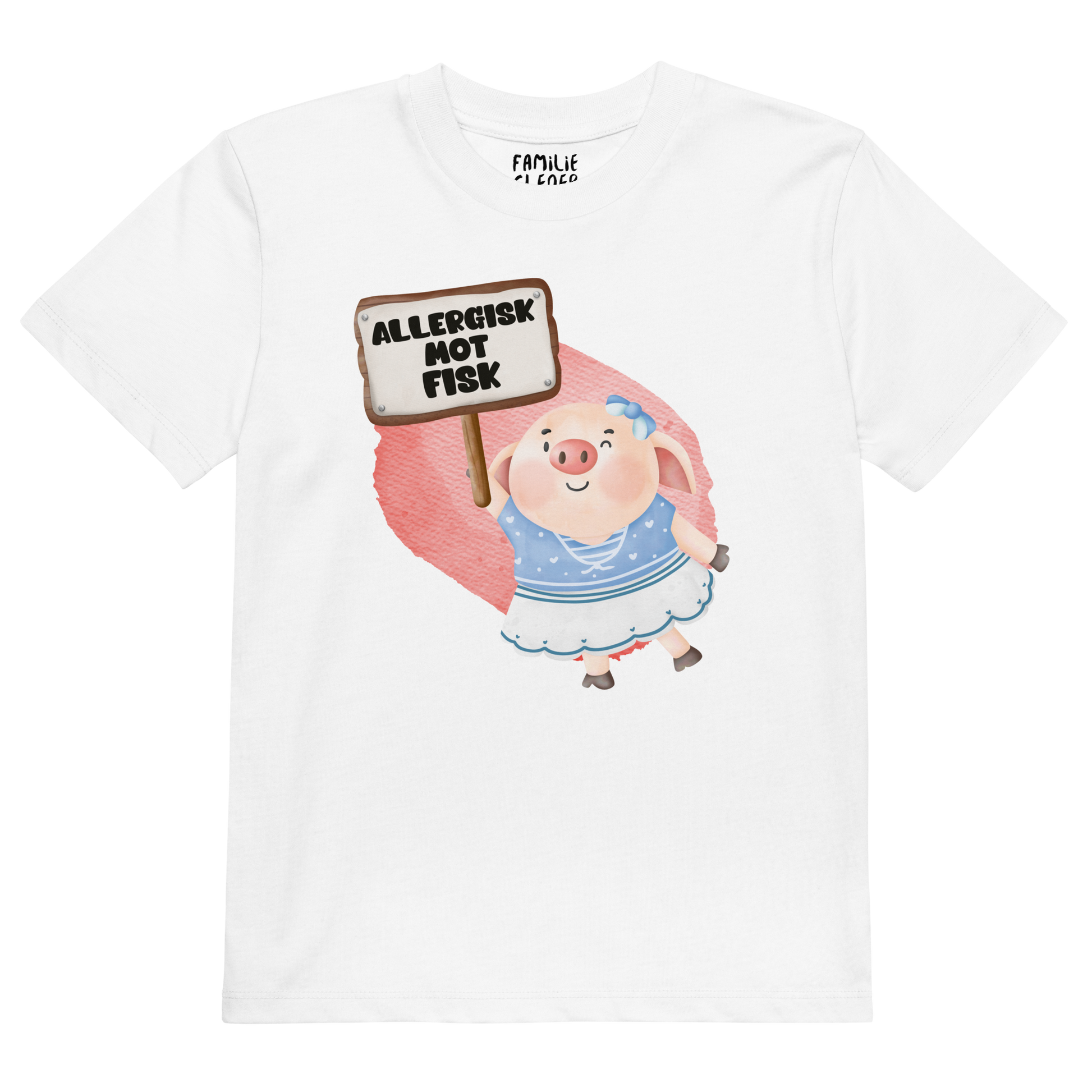 Hvit t-skjorte som ligger flatt, med en glad gris som holder oppe et skilt med teksten "Allergisk mot fisk". Foto.