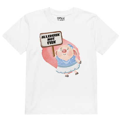 Hvit t-skjorte som ligger flatt, med en glad gris som holder oppe et skilt med teksten "Allergisk mot fisk". Foto.