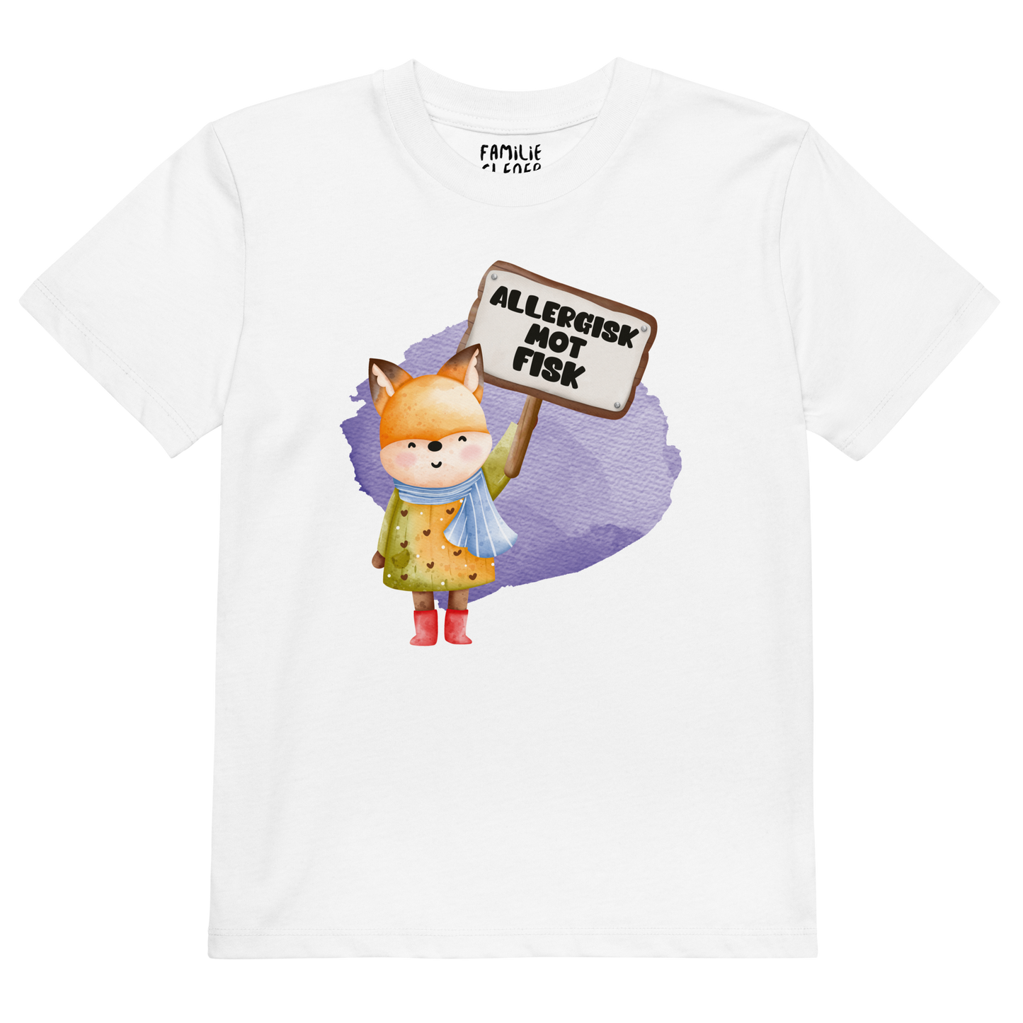 Hvit t-skjorte som ligger flatt, med en glad rev som holder oppe et skilt med teksten "Allergisk mot fisk". Foto.