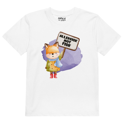 Hvit t-skjorte som ligger flatt, med en glad rev som holder oppe et skilt med teksten "Allergisk mot fisk". Foto.