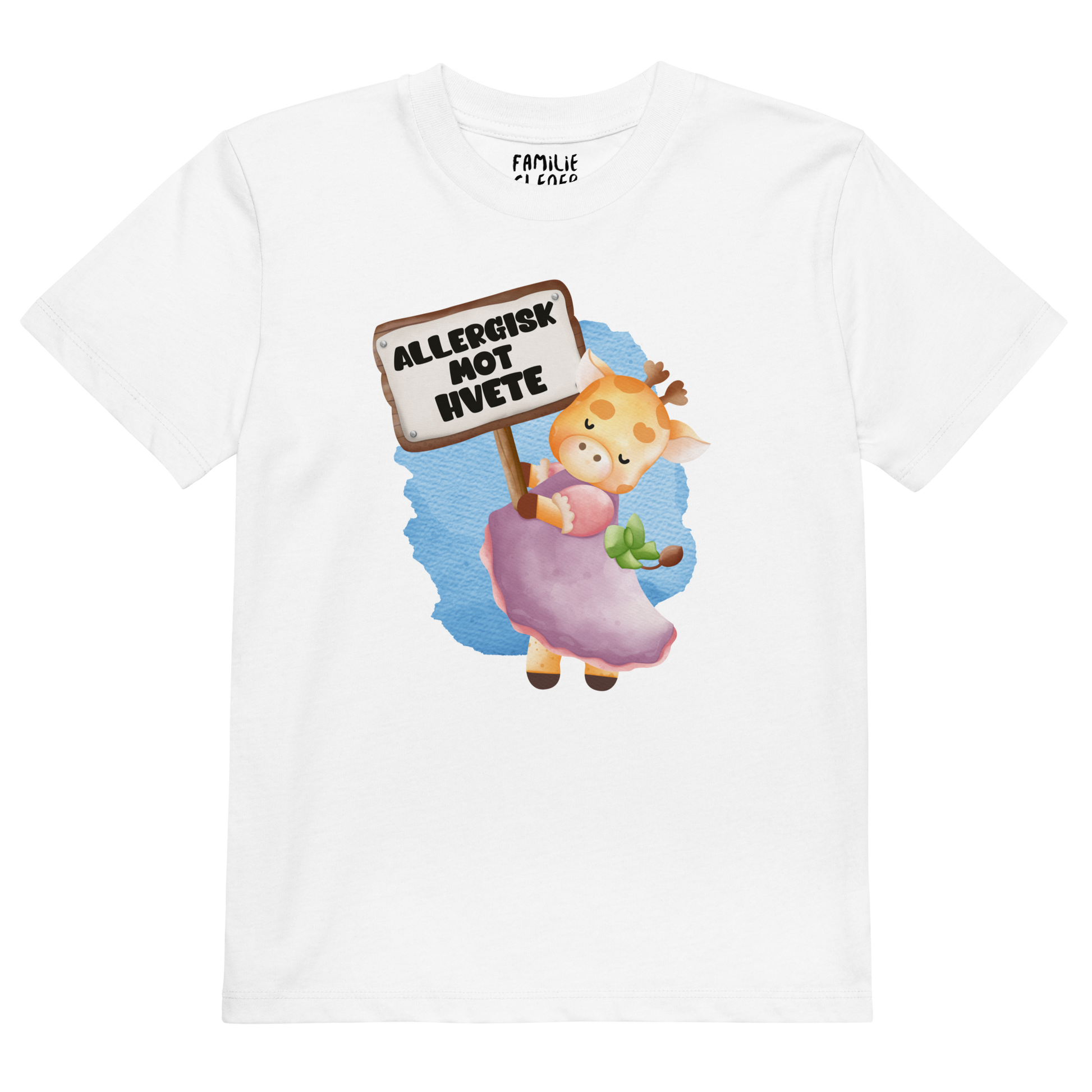 Hvit t-skjorte som ligger flatt, med en glad sjiraff som holder oppe et skilt med teksten "Allergisk mot hvete". Foto.