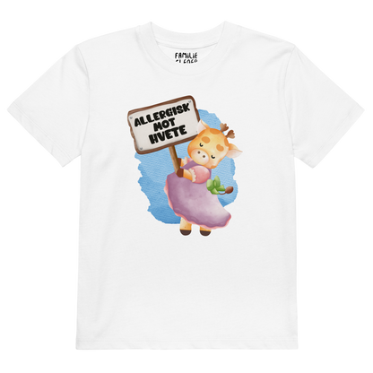 Hvit t-skjorte som ligger flatt, med en glad sjiraff som holder oppe et skilt med teksten "Allergisk mot hvete". Foto.