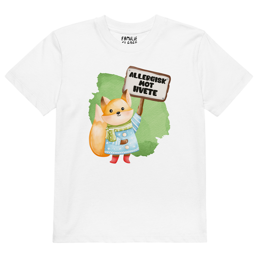 Hvit t-skjorte som ligger flatt, med en glad rev som holder oppe et skilt med teksten "Allergisk mot hvete". Foto.