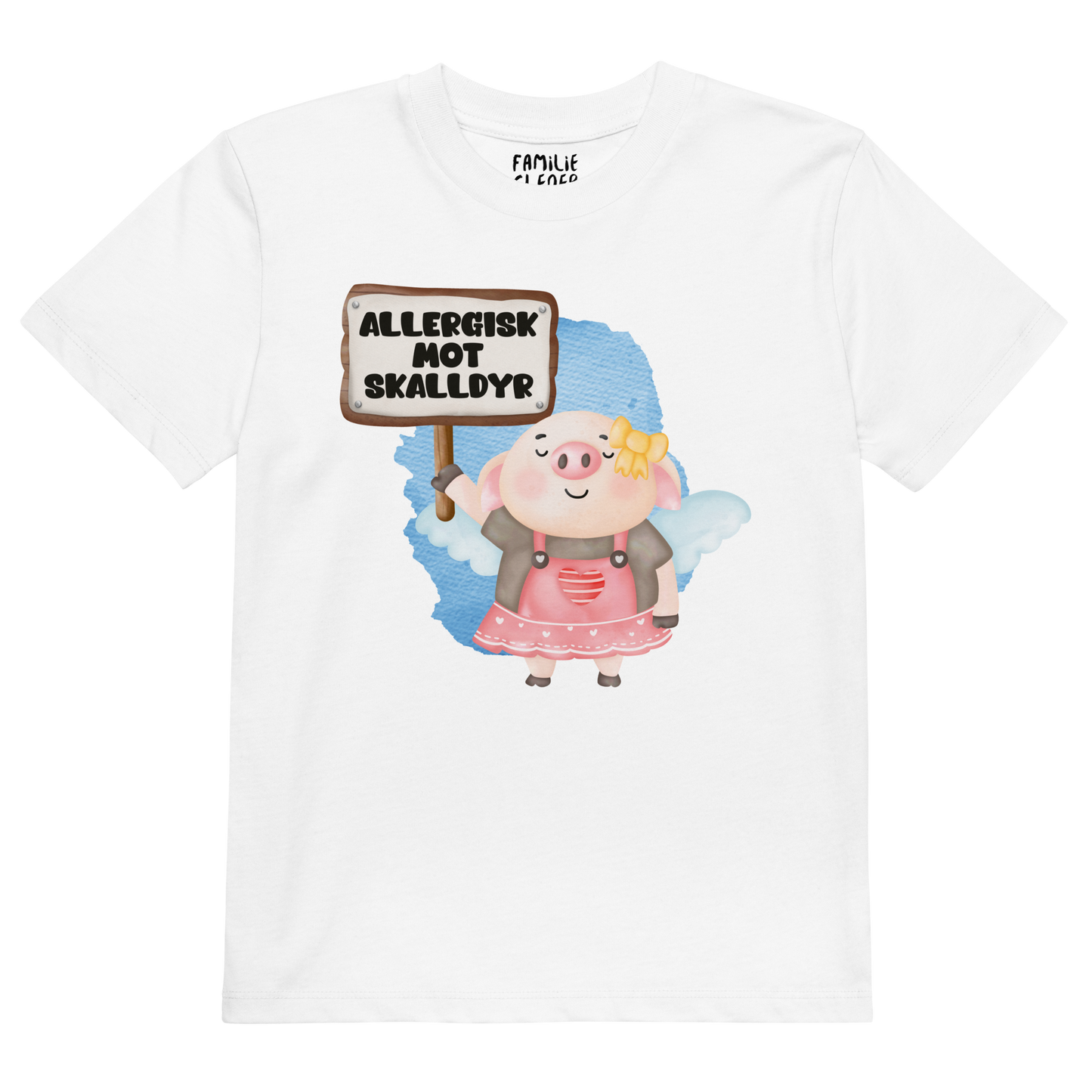 Hvit t-skjorte som ligger flatt, med en glad gris som holder oppe et skilt med teksten "Allergisk mot skalldyr". Foto.