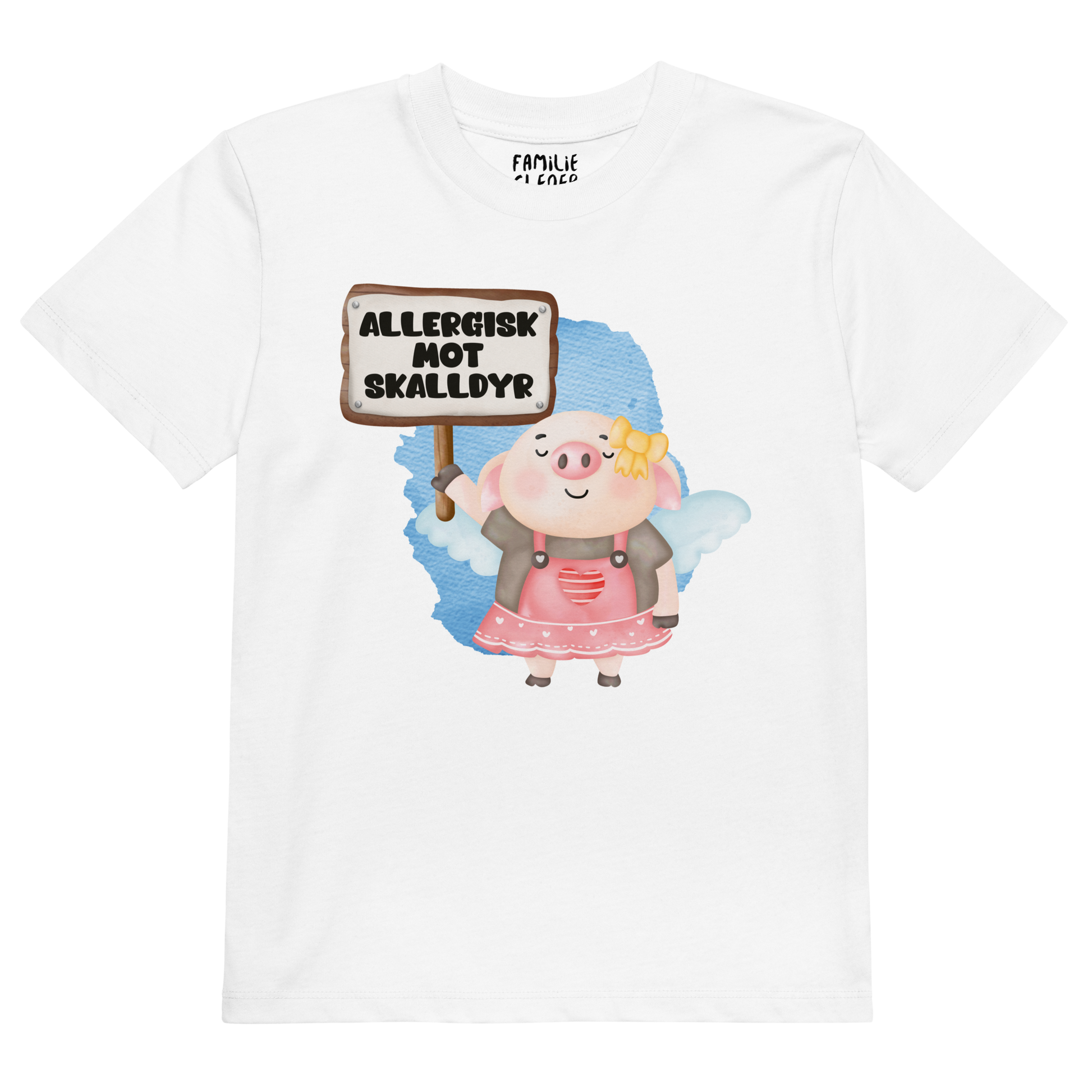 Hvit t-skjorte som ligger flatt, med en glad gris som holder oppe et skilt med teksten "Allergisk mot skalldyr". Foto.
