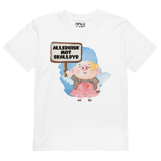 Hvit t-skjorte som ligger flatt, med en glad gris som holder oppe et skilt med teksten "Allergisk mot skalldyr". Foto.