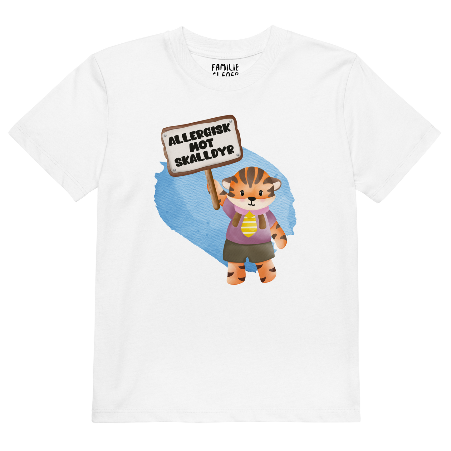 Hvit t-skjorte som ligger flatt, med en glad tiger som holder oppe et skilt med teksten "Allergisk mot skalldyr". Foto.