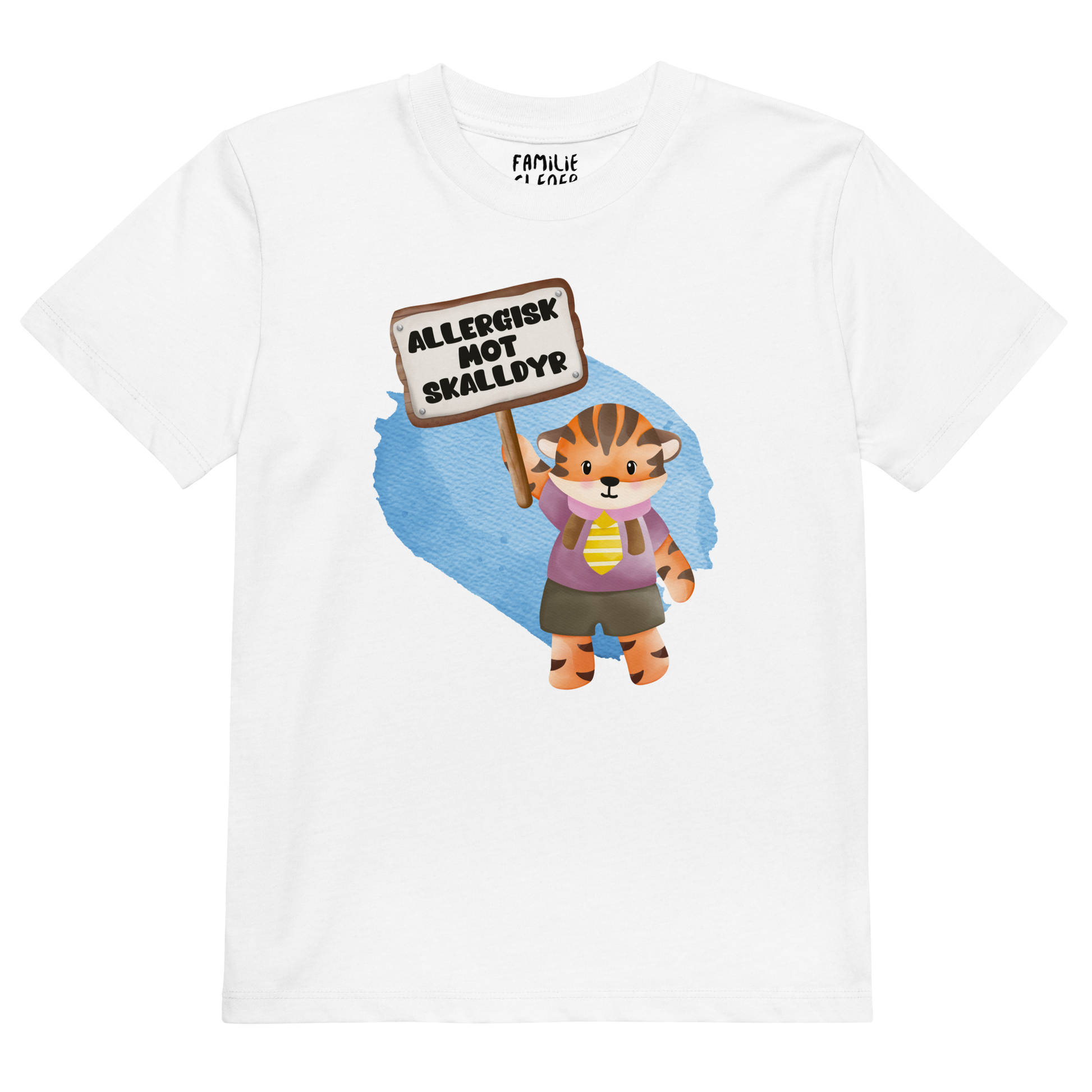 Hvit t-skjorte som ligger flatt, med en glad tiger som holder oppe et skilt med teksten "Allergisk mot skalldyr". Foto.