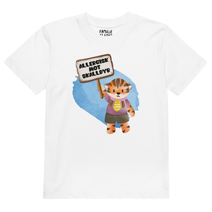 Hvit t-skjorte som ligger flatt, med en glad tiger som holder oppe et skilt med teksten "Allergisk mot skalldyr". Foto.