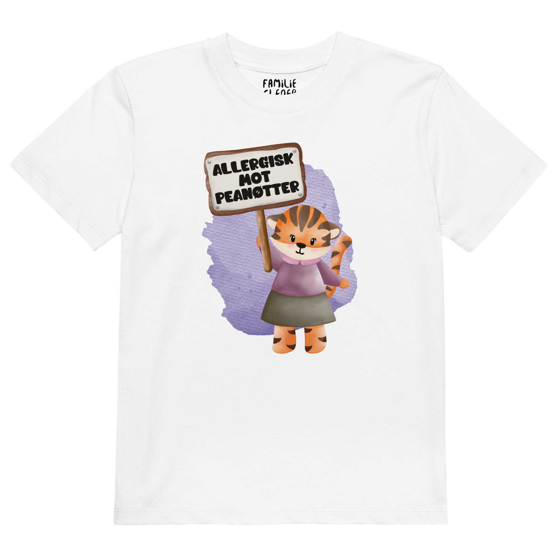 Hvit t-skjorte som ligger flatt, med en glad tiger som holder oppe et skilt med teksten "Allergisk mot peanøtter". Foto.