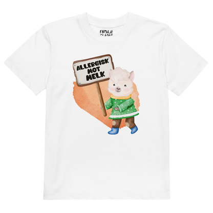 Hvit t-skjorte som ligger flatt, med en glad lama som holder oppe et skilt med teksten "Allergisk mot melk". Foto.