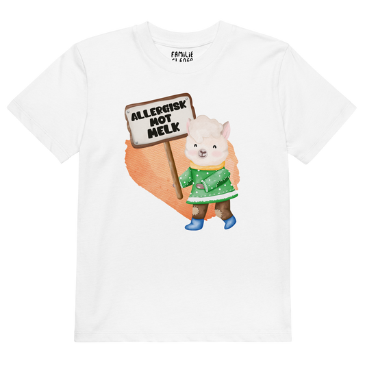 Hvit t-skjorte som ligger flatt, med en glad lama som holder oppe et skilt med teksten "Allergisk mot melk". Foto.