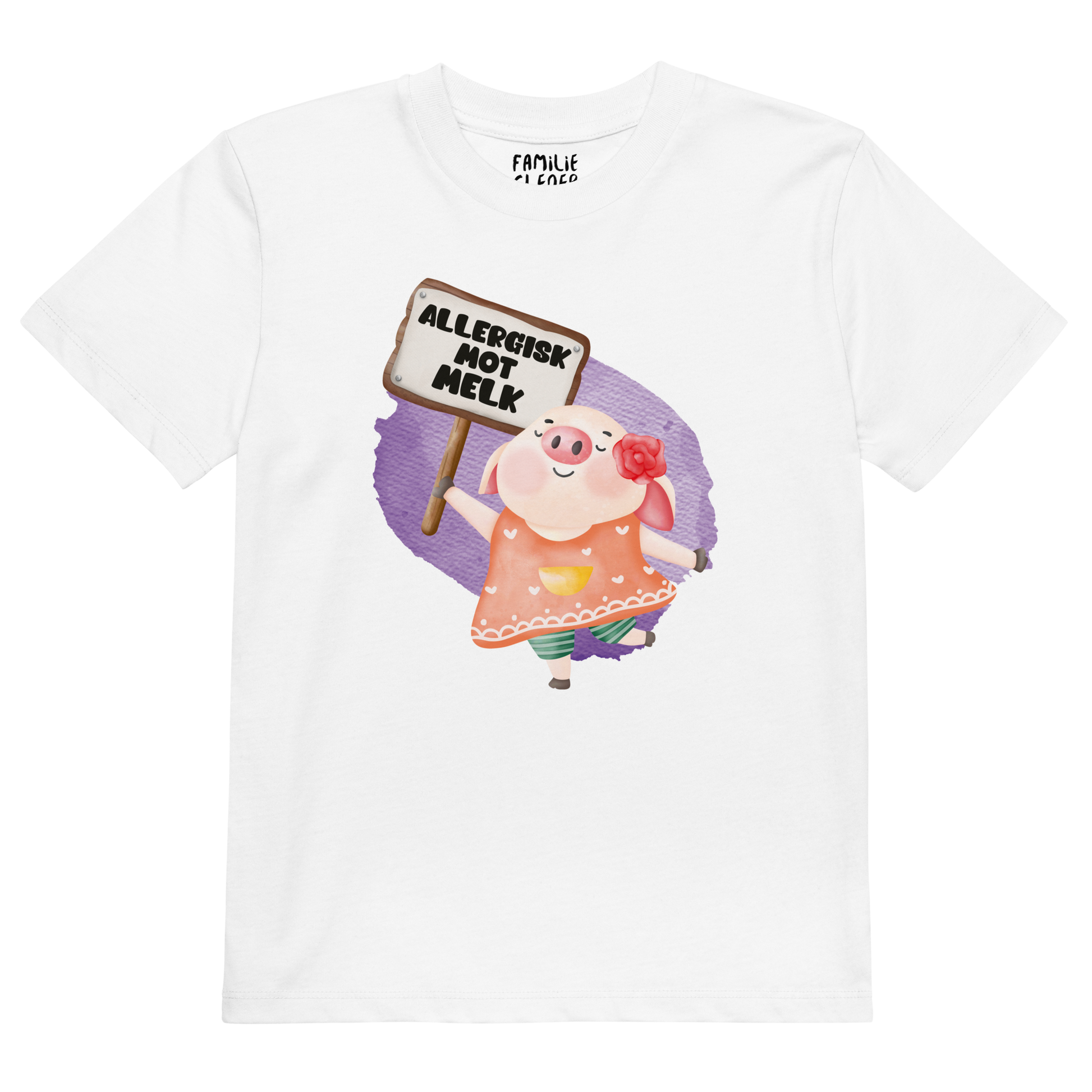 Hvit t-skjorte som ligger flatt, med en glad gris som holder oppe et skilt med teksten "Allergisk mot melk". Foto.