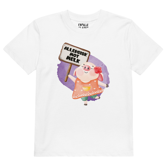 Hvit t-skjorte som ligger flatt, med en glad gris som holder oppe et skilt med teksten "Allergisk mot melk". Foto.