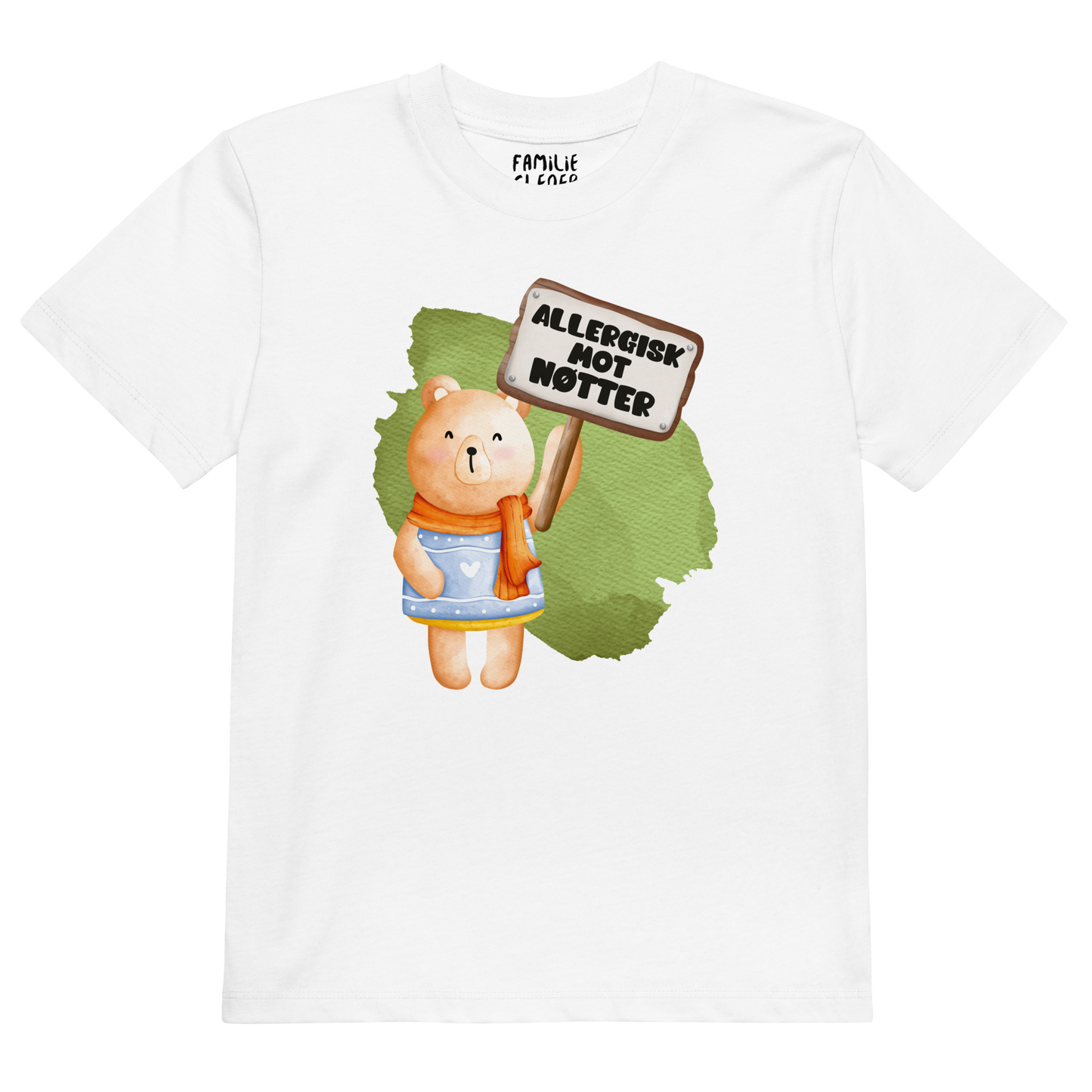 Hvit t-skjorte som ligger flatt, med en glad bamse som holder oppe et skilt med teksten "Allergisk mot nøtter". Foto.