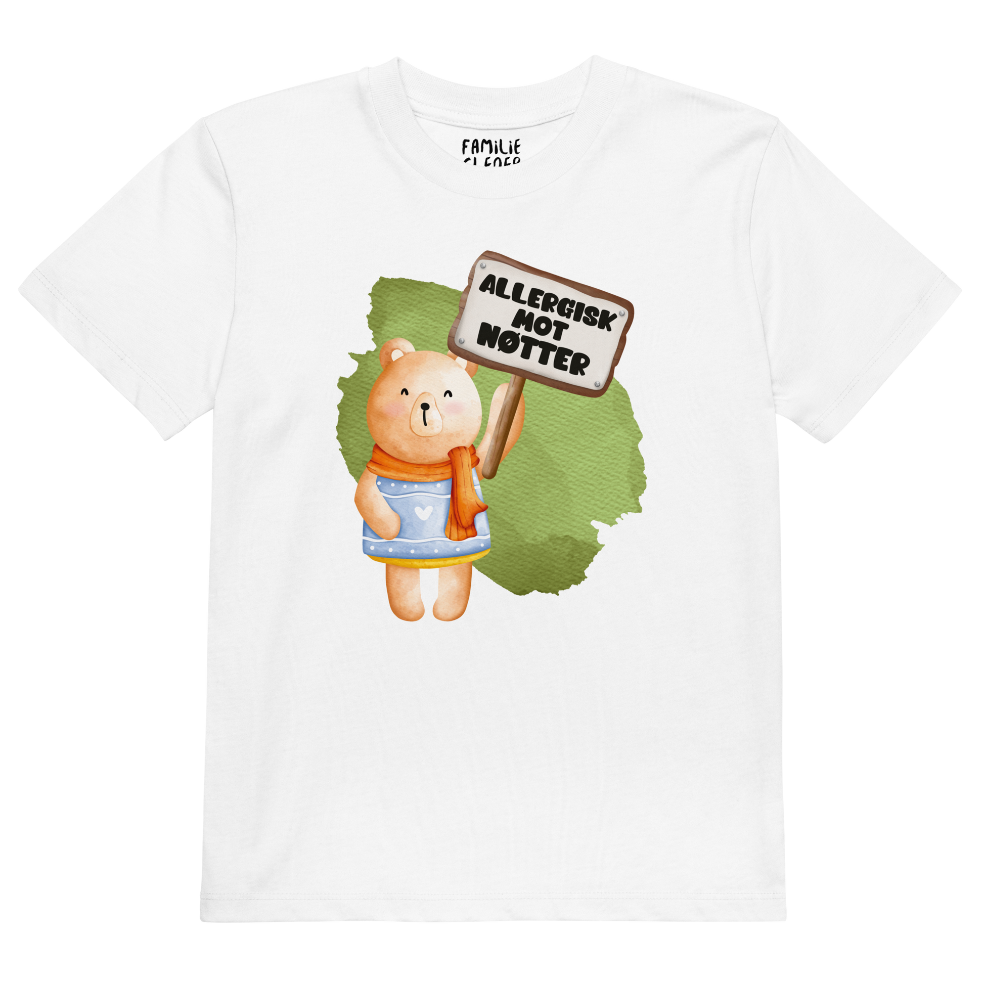 Hvit t-skjorte som ligger flatt, med en glad bamse som holder oppe et skilt med teksten "Allergisk mot nøtter". Foto.