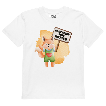 Hvit t-skjorte som ligger flatt, med en glad rev som holder oppe et skilt med teksten "Allergisk mot nøtter". Foto.