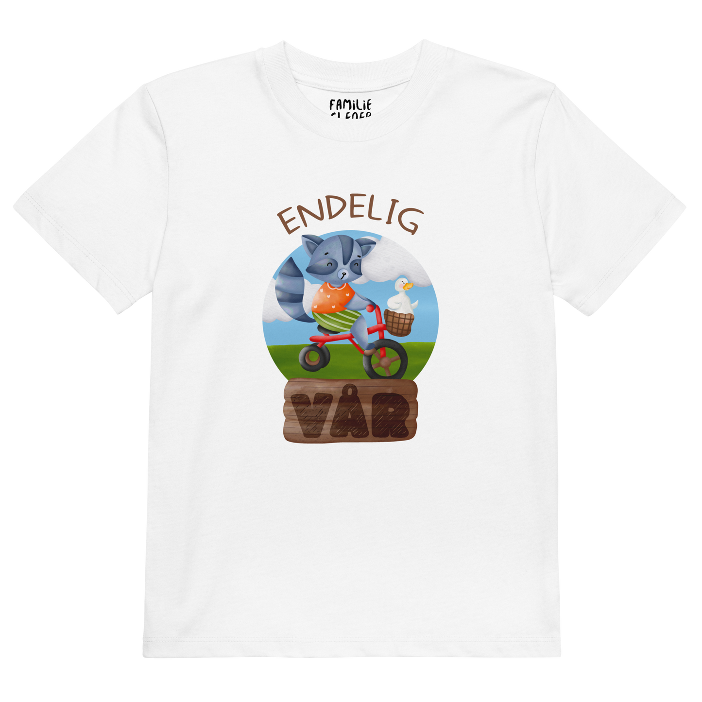 Hvit t-skjorte som ligger flatt, med teksten "Endelig vår" og figur av en glad vaskebjørn på sykkel med en fornøyd gås i kurven på styret. Foto.