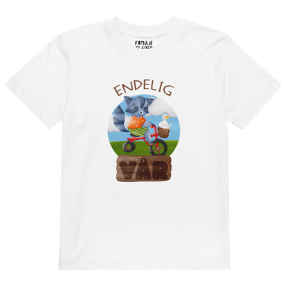 Hvit t-skjorte som ligger flatt, med teksten "Endelig vår" og figur av en glad vaskebjørn på sykkel med en fornøyd gås i kurven på styret. Foto.