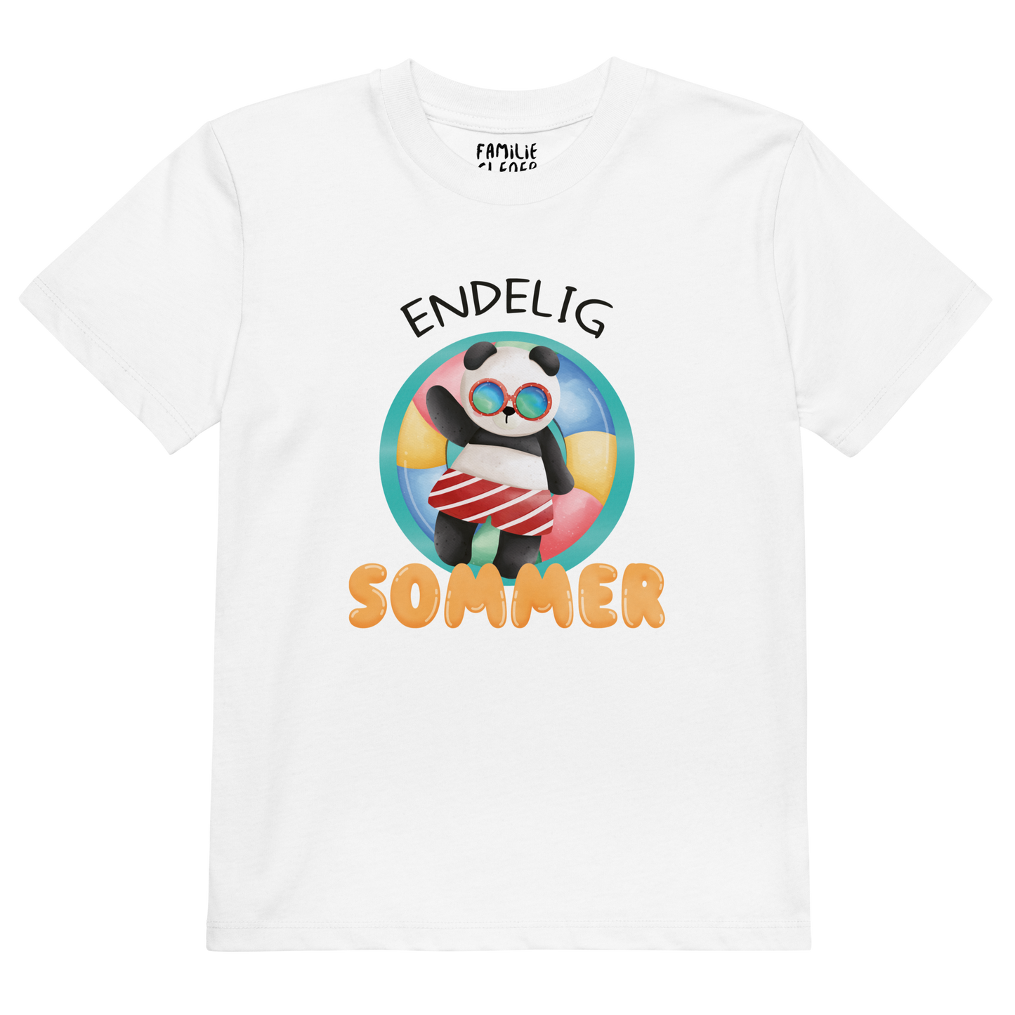 Hvit t-skjorte som ligger flatt, med teksten "Endelig sommer" og figur av en avslappet panda med solbriller som flyter i vannet på en badering. Foto.