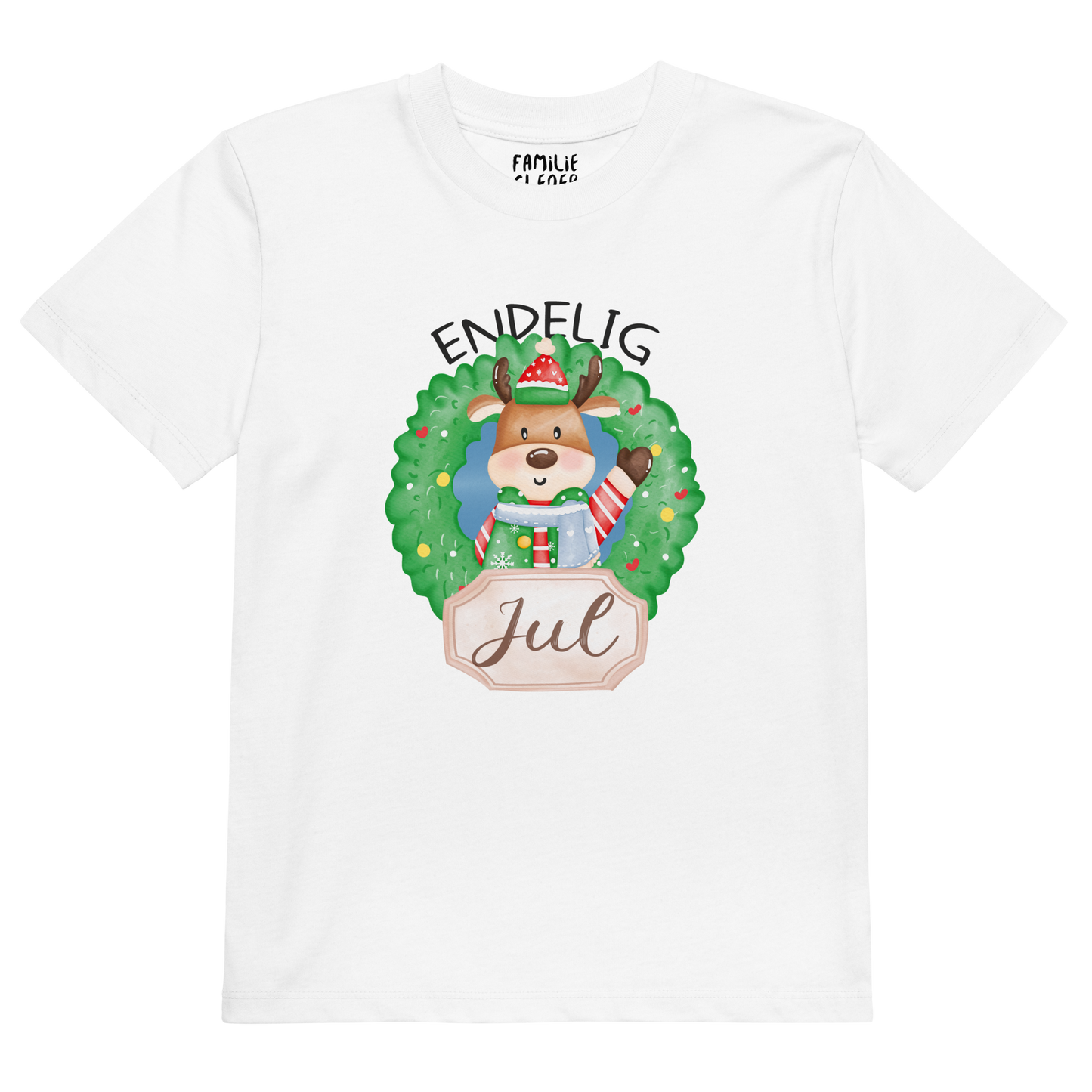 Hvit t-skjorte som ligger flatt, med teksten "Endelig jul" og figur av en søt elg i julete klær med en julekrans rundt seg. Foto.