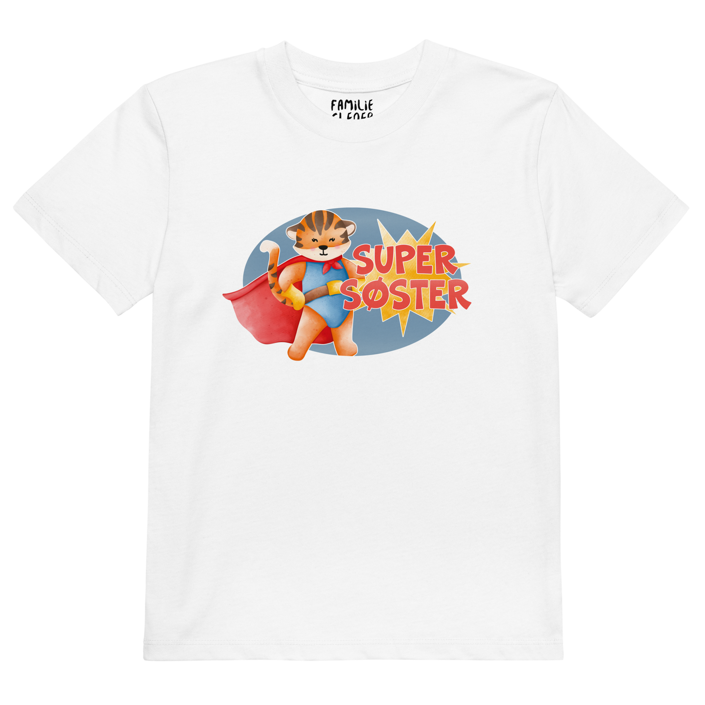 Hvit t-skjorte som ligger flatt, med teksten "Supersøster" og figur av en stolt tiger i superhelt-klær. Foto.