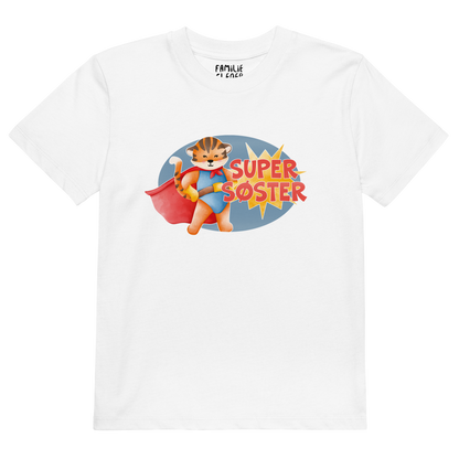 Hvit t-skjorte som ligger flatt, med teksten "Supersøster" og figur av en stolt tiger i superhelt-klær. Foto.