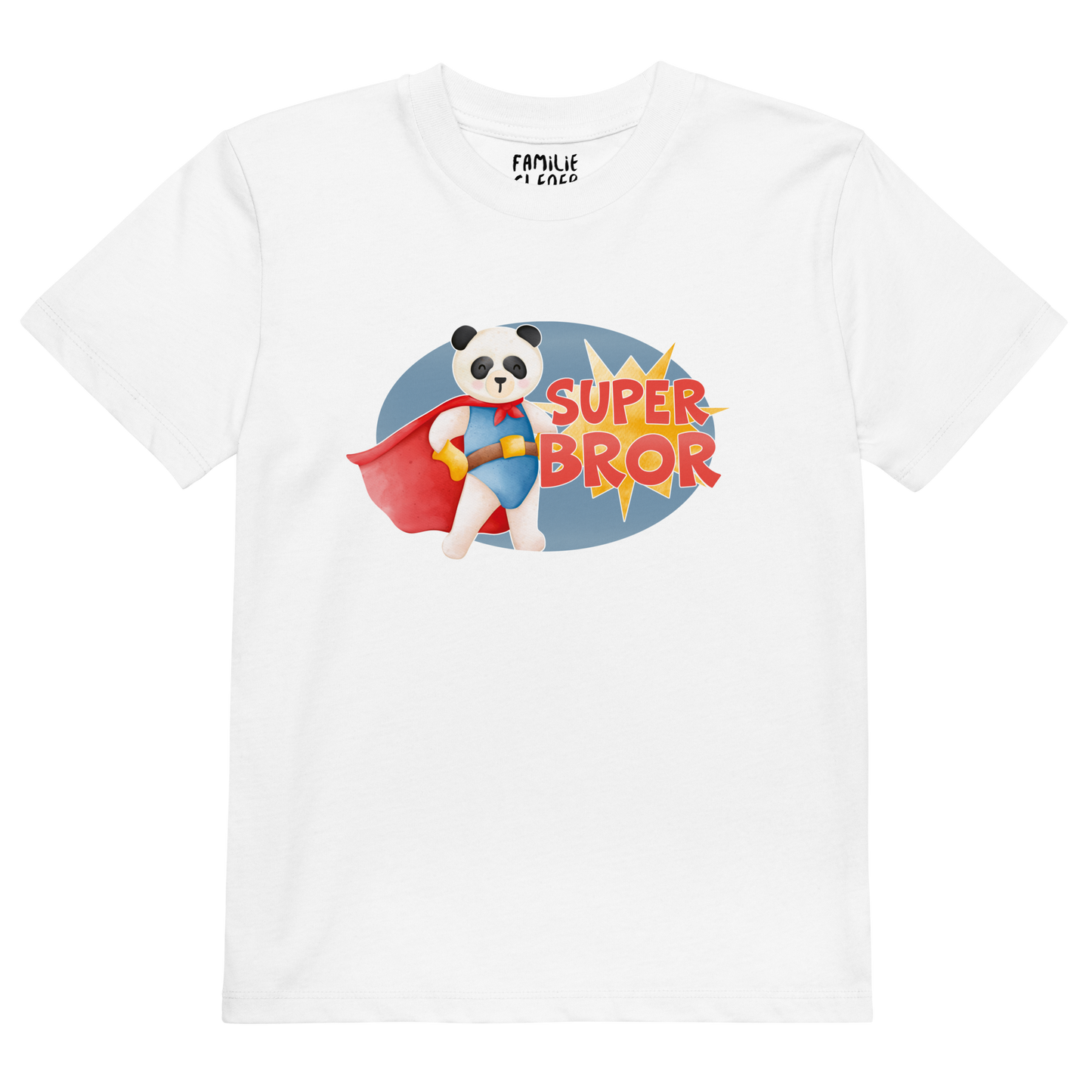 Hvit t-skjorte som ligger flatt, med teksten "Superbror" og figur av en stolt panda i superhelt-klær. Foto.