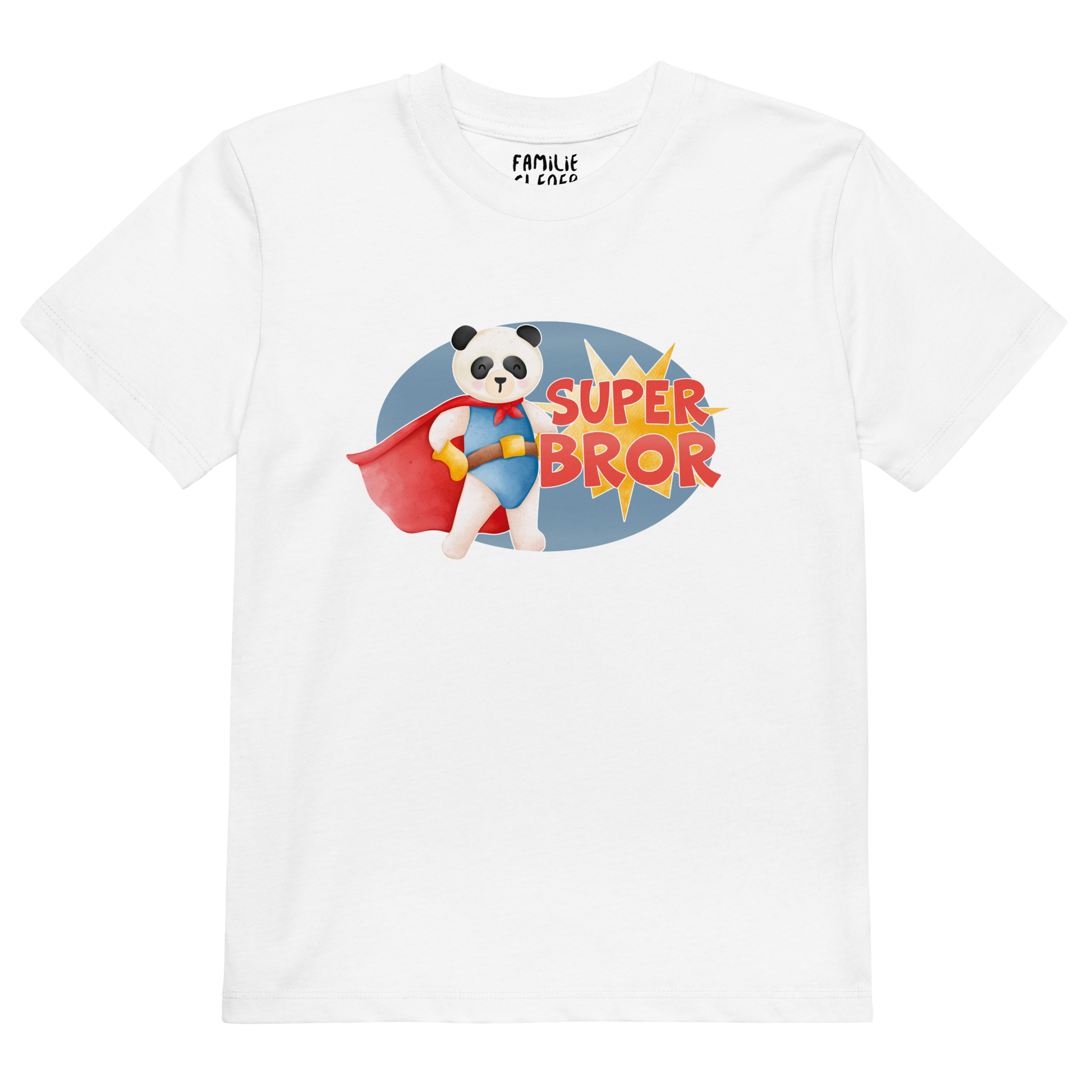 Hvit t-skjorte som ligger flatt, med teksten "Superbror" og figur av en stolt panda i superhelt-klær. Foto.