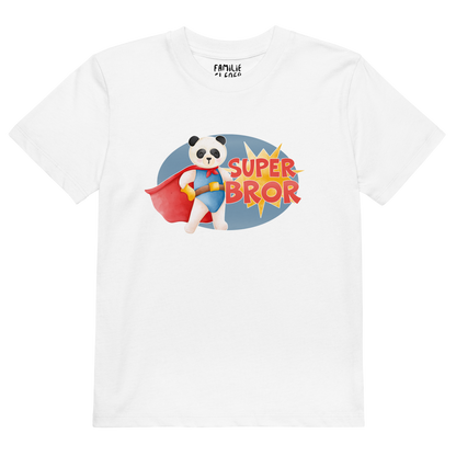 Hvit t-skjorte som ligger flatt, med teksten "Superbror" og figur av en stolt panda i superhelt-klær. Foto.