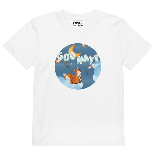 Hvit t-skjorte som ligger flatt, med ett lykkelig ekorn som sitter på en sky og holder ballonger med teksten "God natt". Foto.