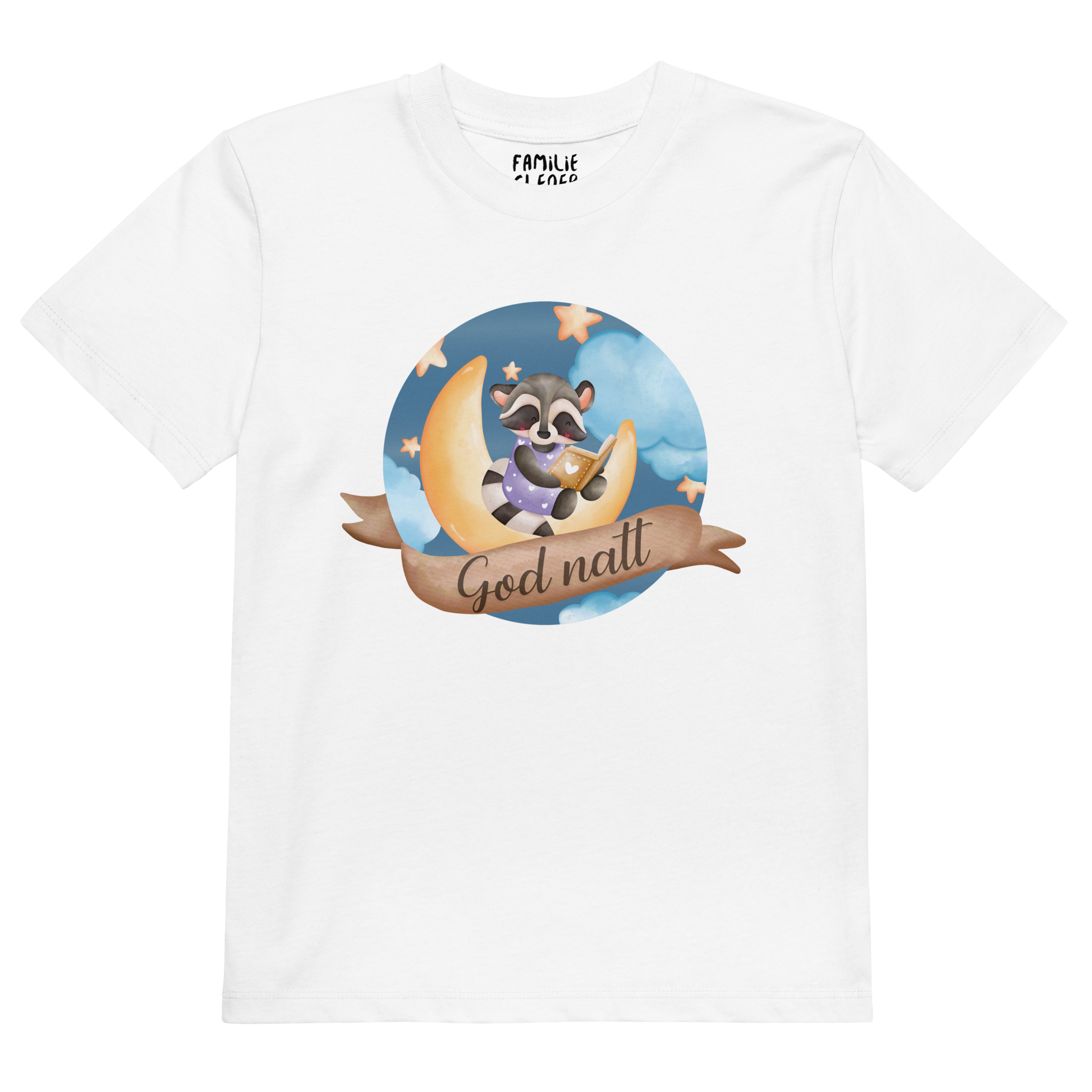 Hvit t-skjorte som ligger flatt, med teksten "God natt" og figur av en lykkelig vaskebjørn som sitter på månen og leser en bok. Foto.