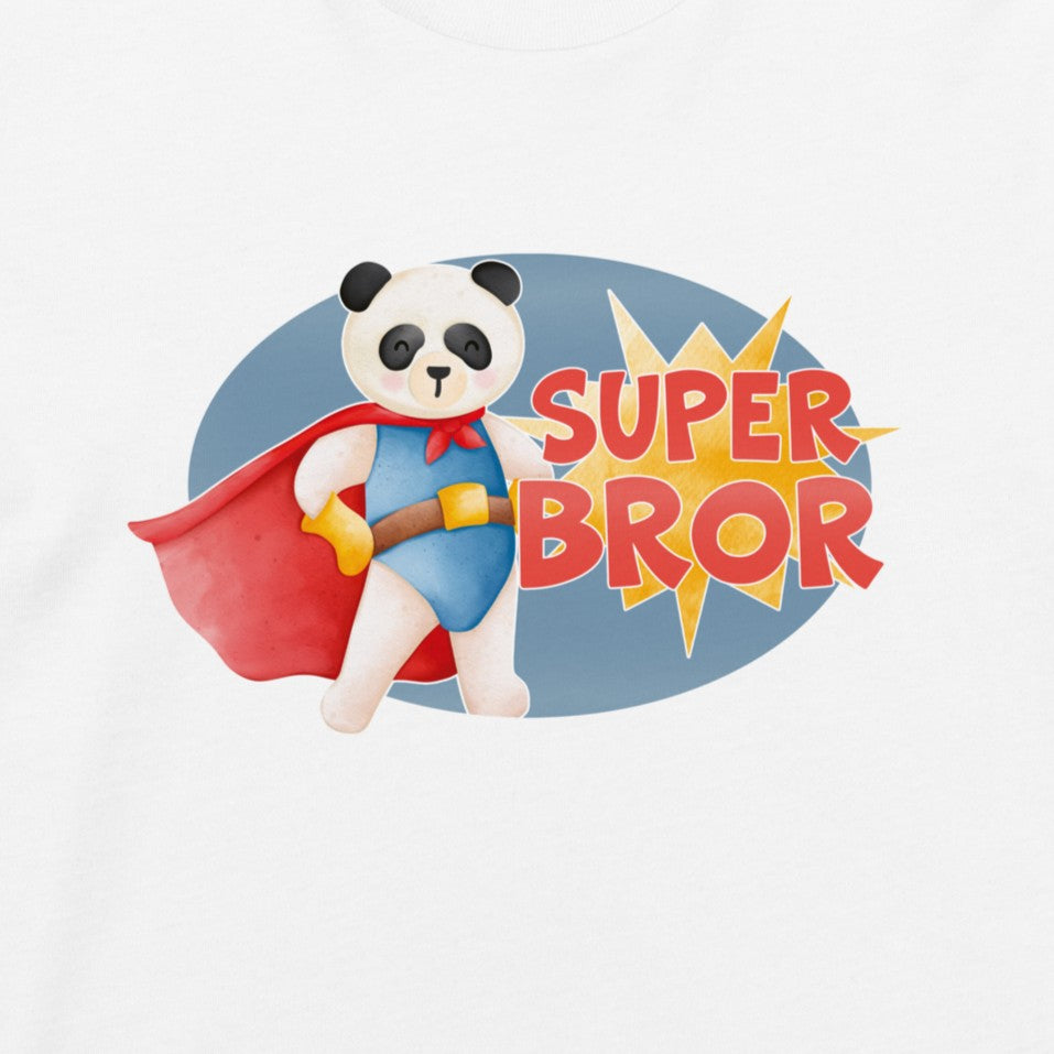 Teksten "Superbror" og figur av en stolt panda i superhelt-klær. Foto av motivet trykket på tøy.