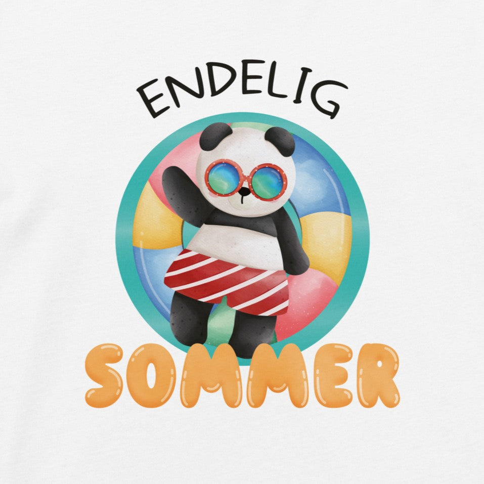 Teksten "Endelig sommer" og figur av en avslappet panda med solbriller som flyter i vannet på en badering. Foto av motivet trykket på tøy.