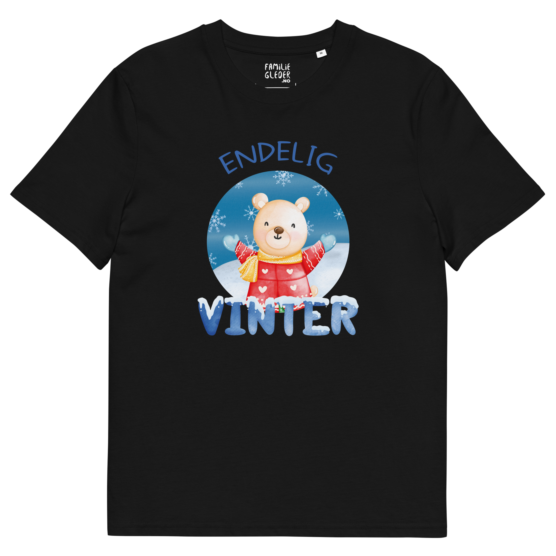 Svart t-skjorte som ligger flatt, med teksten "Endelig vinter" og figur av en lykkelig bamse i vinterklær som nyter snøen. Foto.