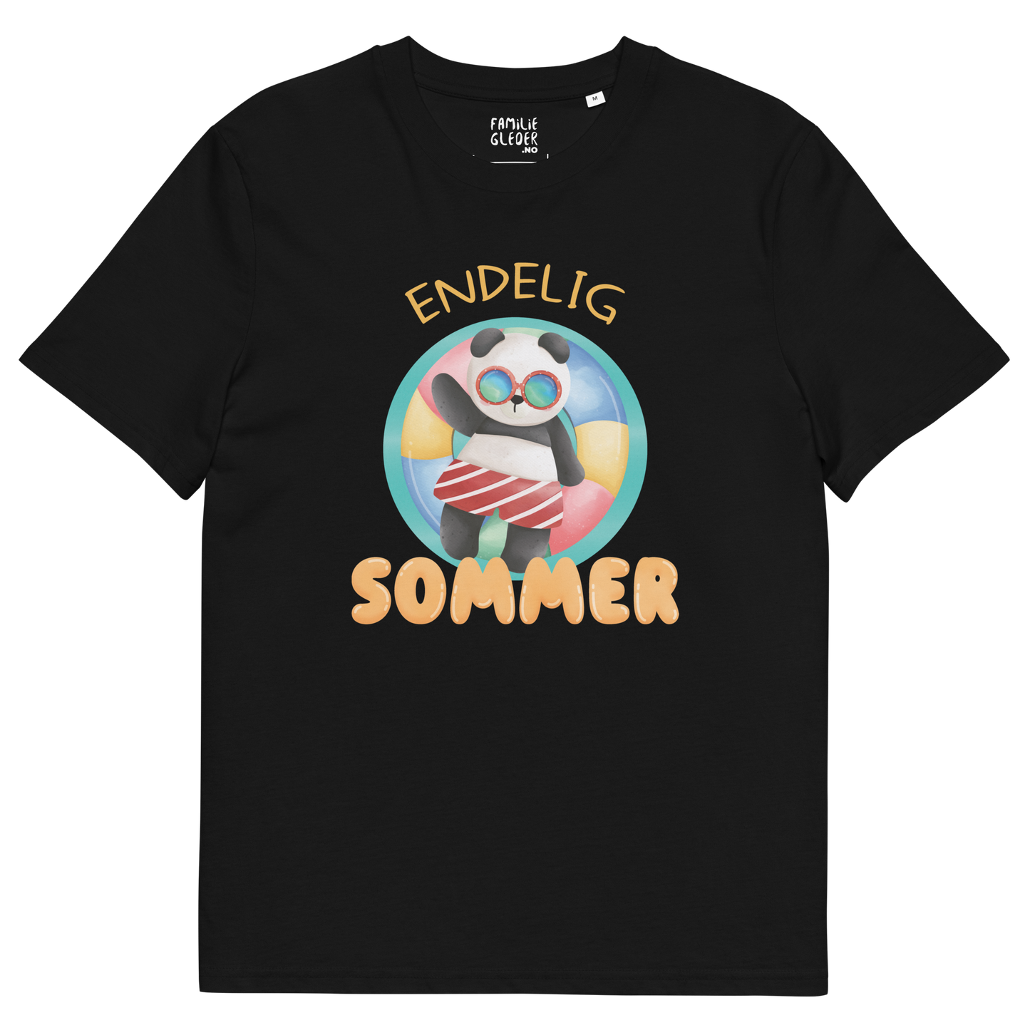 Svart t-skjorte som ligger flatt, med teksten "Endelig sommer" og figur av en avslappet panda med solbriller som flyter i vannet på en badering. Foto.