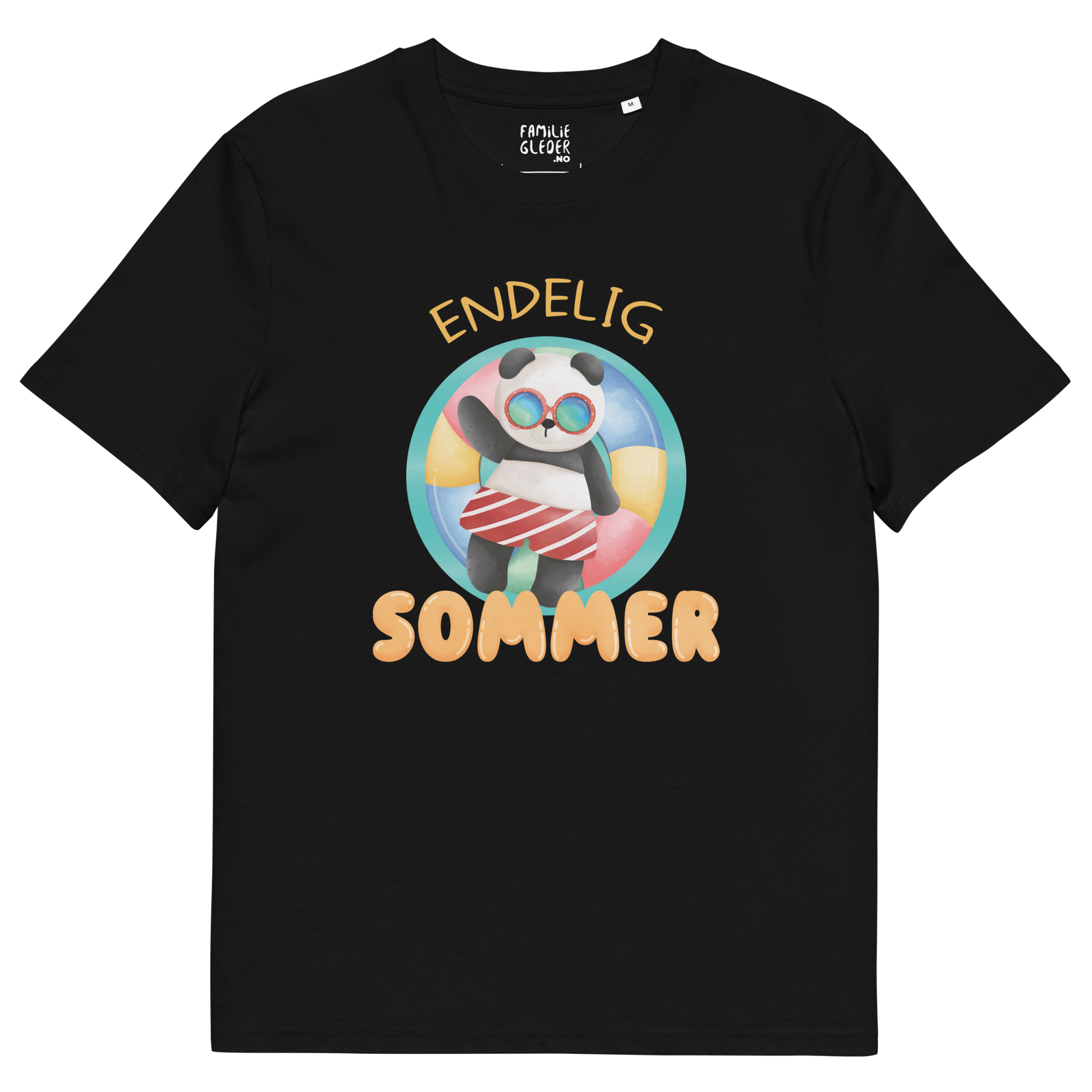 Svart t-skjorte som ligger flatt, med teksten "Endelig sommer" og figur av en avslappet panda med solbriller som flyter i vannet på en badering. Foto.