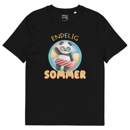 Svart t-skjorte som ligger flatt, med teksten "Endelig sommer" og figur av en avslappet panda med solbriller som flyter i vannet på en badering. Foto.