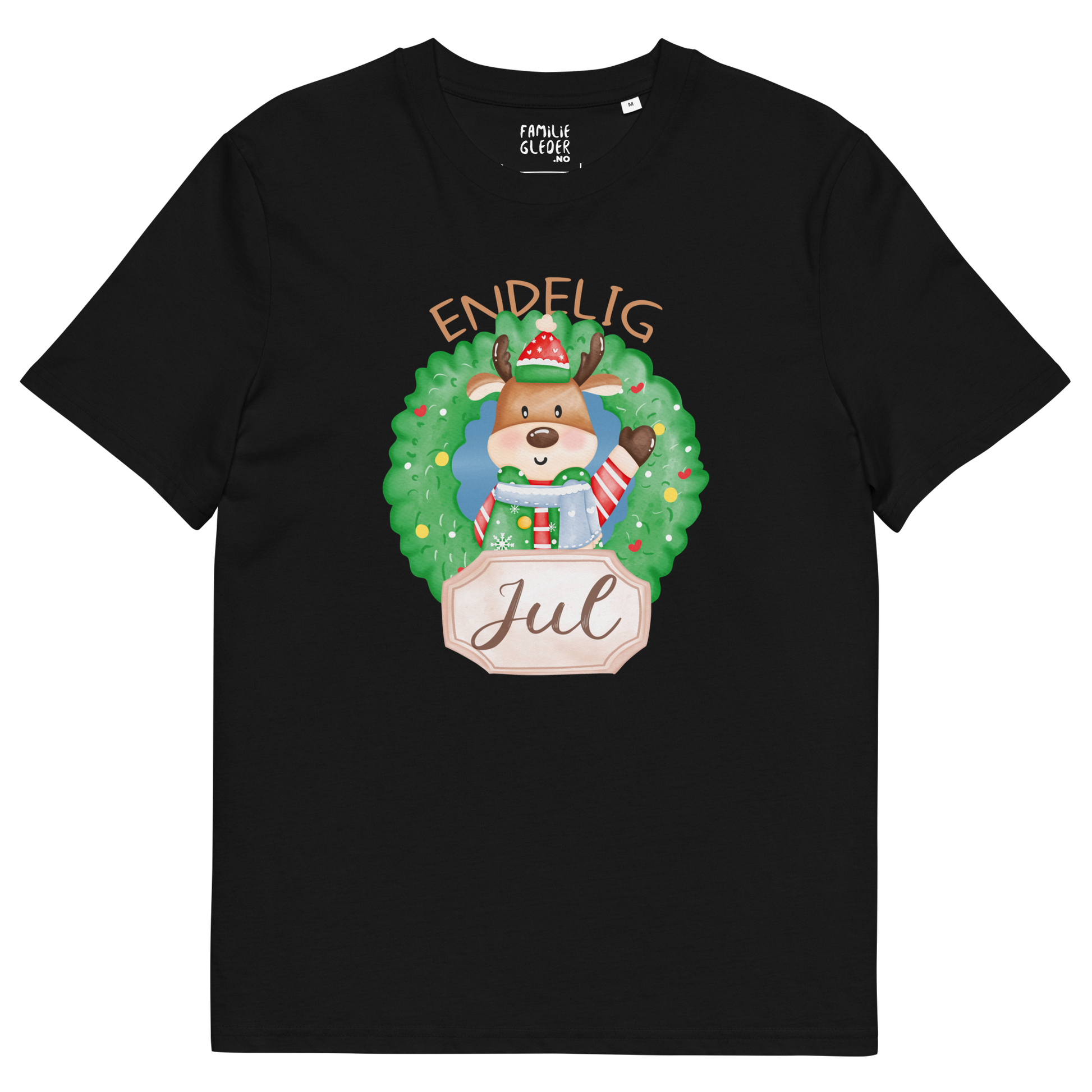 Svart t-skjorte som ligger flatt, med teksten "Endelig jul" og figur av en søt elg i julete klær med en julekrans rundt seg. Foto.