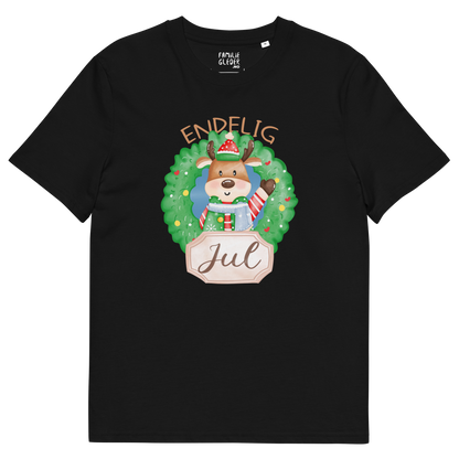 Svart t-skjorte som ligger flatt, med teksten "Endelig jul" og figur av en søt elg i julete klær med en julekrans rundt seg. Foto.