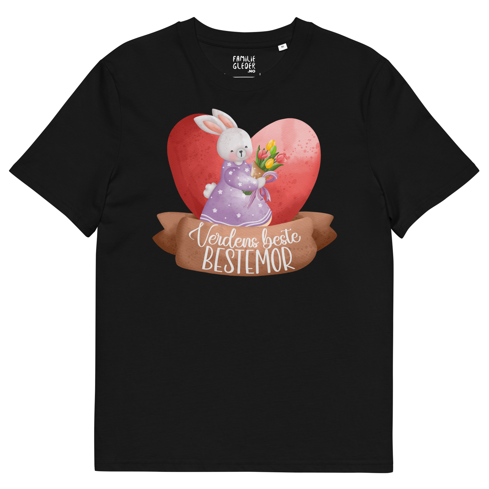Svart t-skjorte som ligger flatt, med teksten "Verdens beste bestemor" og en figur av en glad kanin med kjole og en bukett tulipaner som står foran et stort hjerte. Foto.