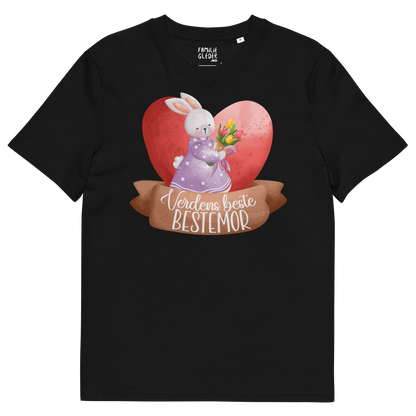 Svart t-skjorte som ligger flatt, med teksten "Verdens beste bestemor" og en figur av en glad kanin med kjole og en bukett tulipaner som står foran et stort hjerte. Foto.
