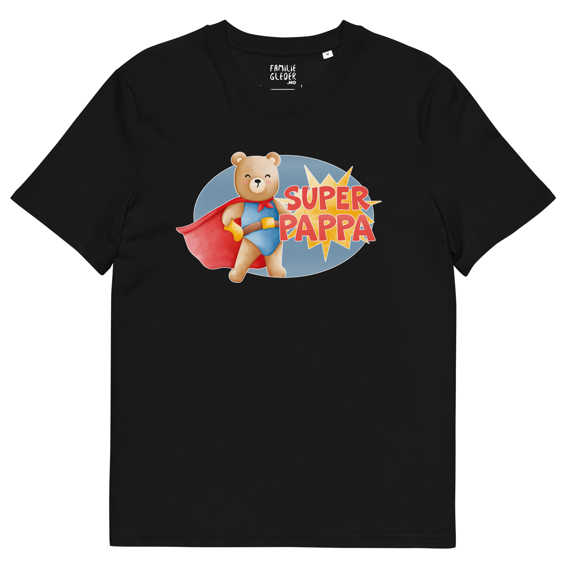 Svart t-skjorte som ligger flatt, med teksten "Superpappa" og figur av en stolt bamse i superhelt-klær. Foto.