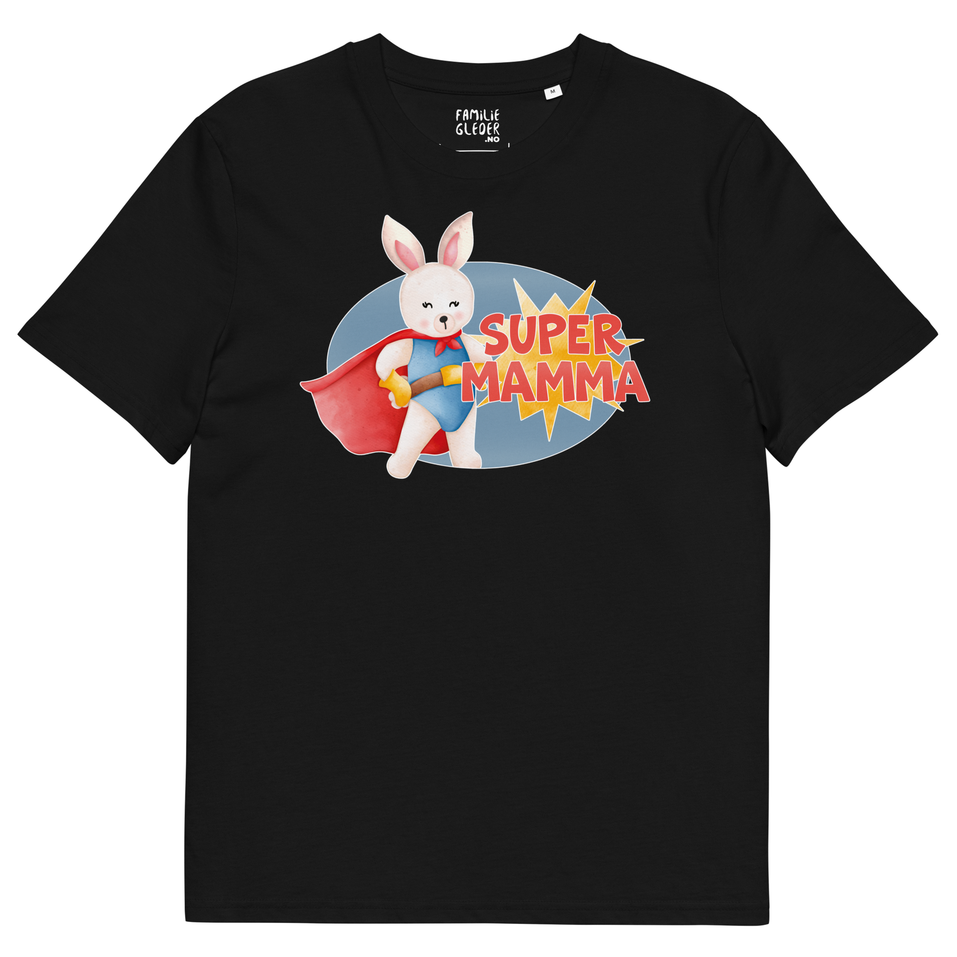 Svart t-skjorte som ligger flatt, med teksten "Supermamma" og figur av en stolt kanin i superhelt-klær. Foto.