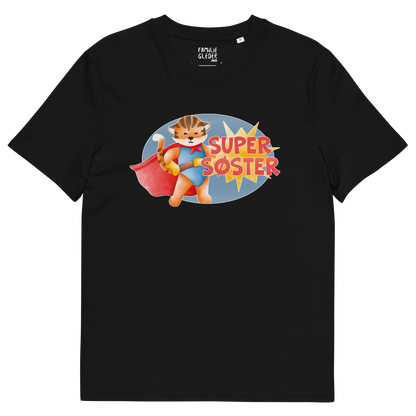 Svart t-skjorte som ligger flatt, med teksten "Supersøster" og figur av en stolt tiger i superhelt-klær. Foto.